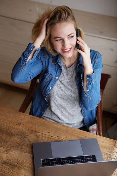 Porträtt Glad Ung Kvinna Sitter Vid Skrivbord Som Pratar Mobiltelefon — Stockfoto