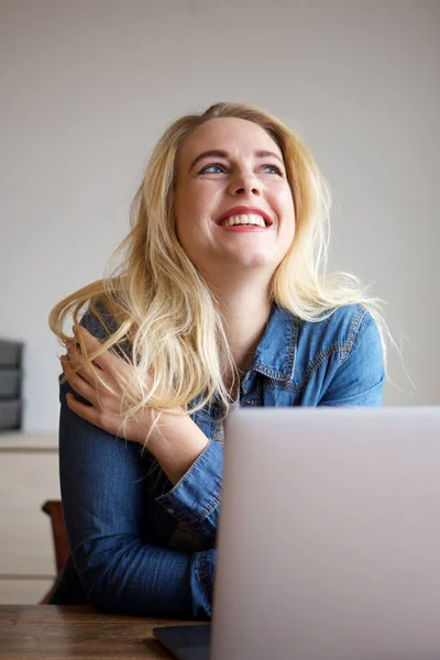Porträtt Glada Blond Kvinna Med Laptop Hemma — Stockfoto
