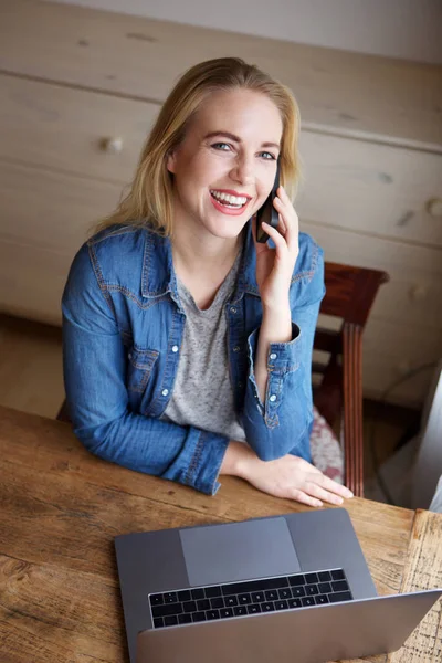 Porträtt Ung Blond Kvinna Med Laptop Talar Mobiltelefon — Stockfoto