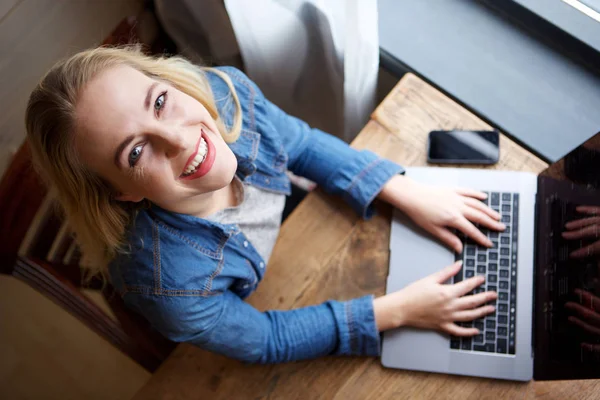 Portret Van Bovenaf Van Jonge Blonde Vrouw Die Lacht Met — Stockfoto