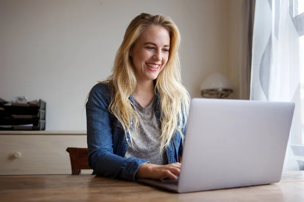 Porträtt Glad Ung Blond Kvinna Använder Laptop Hemma — Stockfoto