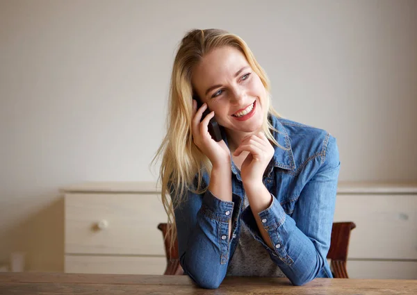 Telefonda Konuşurken Mutlu Genç Sarışın Bir Kadın Portresi — Stok fotoğraf
