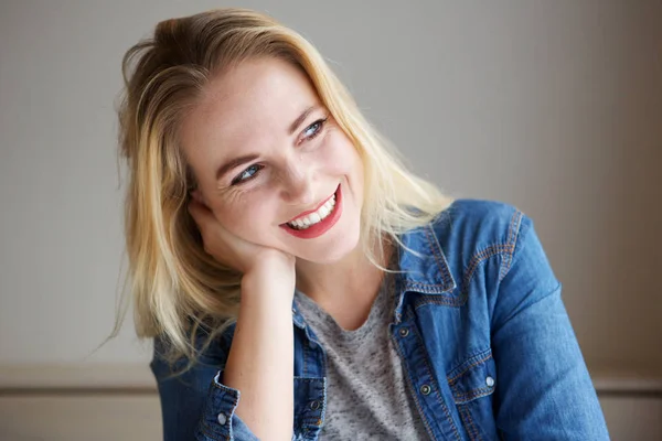 Close Portrait Smiling Young Blond Woman Leaning Hand Looking Away — Stock Photo, Image