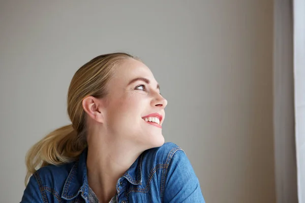 Close Van Kant Portret Van Jonge Vrouw Glimlachen Zoek Weg — Stockfoto