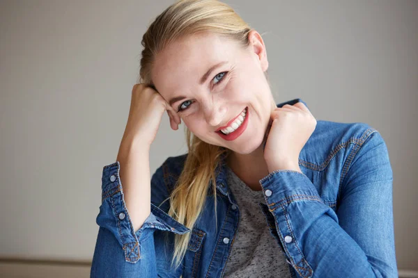 Primer Plano Retrato Joven Rubia Sonriendo Apoyándose Mano — Foto de Stock