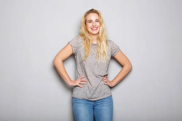 Portret Van Koele Jonge Blonde Vrouw Die Lacht Tegen Grijze — Stockfoto