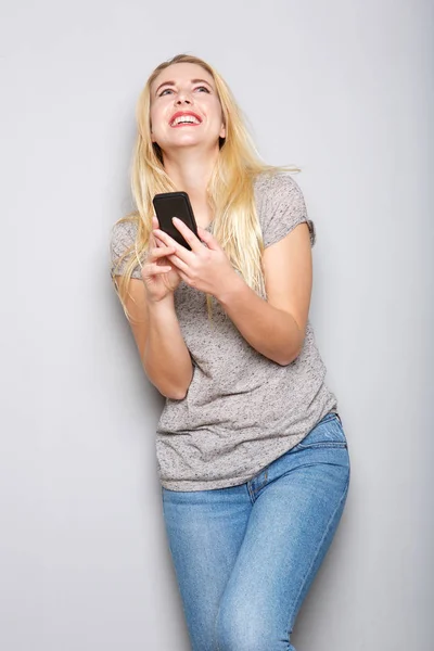 Retrato Joven Rubia Feliz Usando Teléfono Celular Por Pared Gris — Foto de Stock