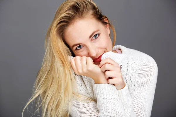 Portret Van Jonge Blonde Vrouw Met Witte Vest Glimlachend Close — Stockfoto