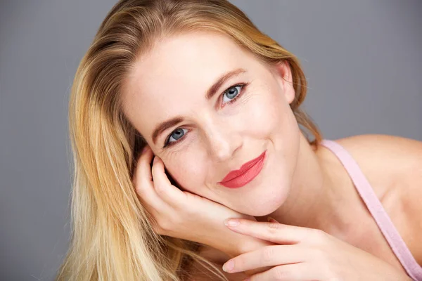 Nära Håll Skönhet Porträtt Glad Ung Blond Kvinna Mot Grå — Stockfoto