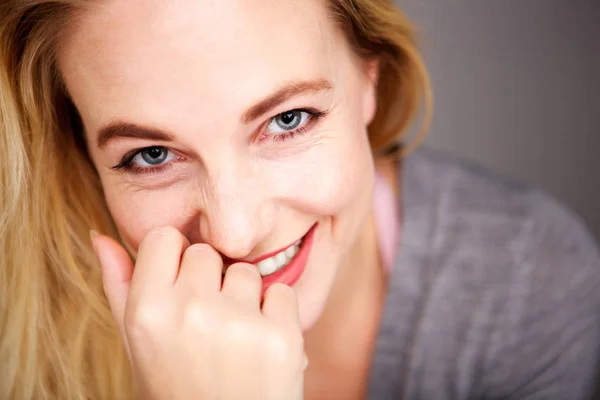 Close Van Portret Van Gelukkige Jonge Blonde Vrouw Kijken Camera — Stockfoto