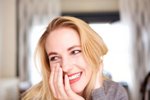 Närbild Porträtt Unga Blonda Kvinnan Skrattar Hemma — Stockfoto