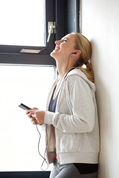Yan Duvara Yaslanmış Hareket Eden Telefon Kulaklık Ile Müzik Dinlemek — Stok fotoğraf