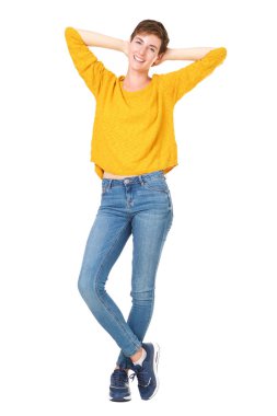 Ellerini başının arkasında ile gülümseyen kısa saçlı güzel genç kadın portresi tam vücut