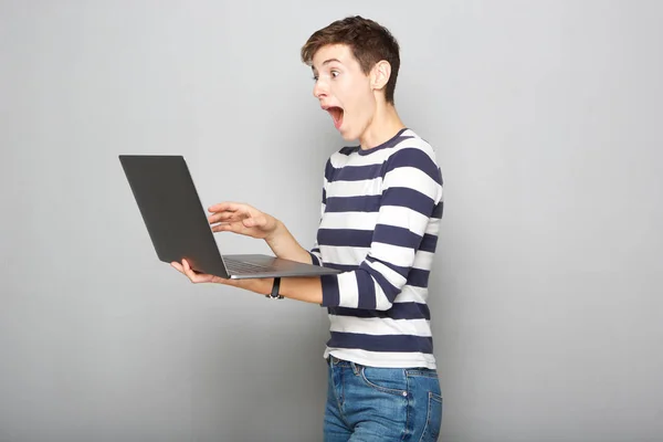 Retrato Joven Mujer Feliz Sosteniendo Ordenador Portátil Con Expresión Sorprendida —  Fotos de Stock