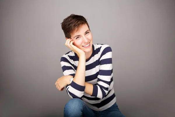 Retrato Mujer Joven Feliz Con Pelo Corto Contra Pared Gris — Foto de Stock