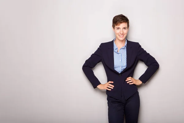 Retrato Atraente Jovem Empresária Sorrindo Contra Fundo Branco — Fotografia de Stock