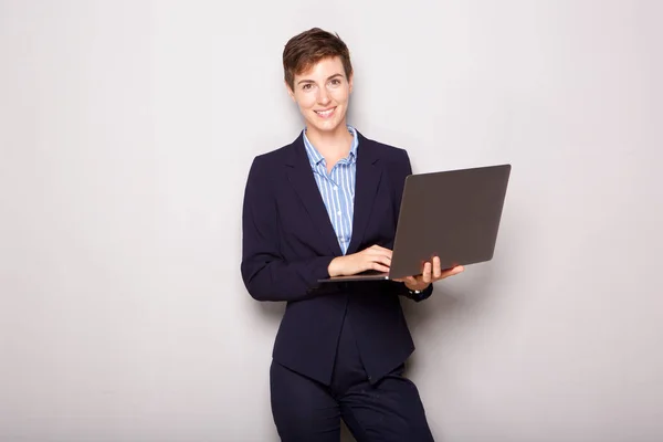 白い背景でラップトップ コンピューターを保持している若いビジネス女性の肖像画 — ストック写真