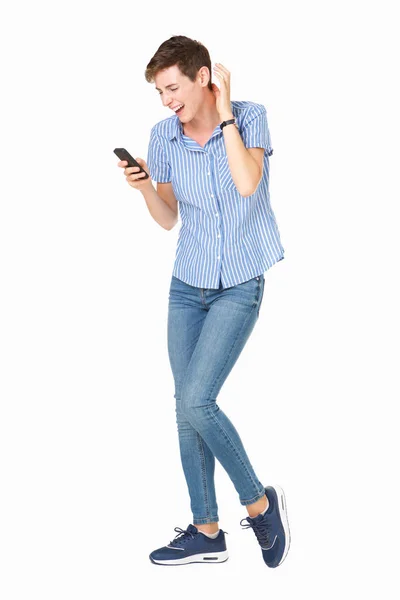 Pełna Długość Portret Szczęśliwy Młodej Kobiety Śmiejąc Się Cellphone — Zdjęcie stockowe