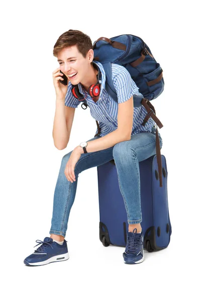 Retrato Cuerpo Completo Una Joven Viajera Sentada Una Maleta Hablando — Foto de Stock