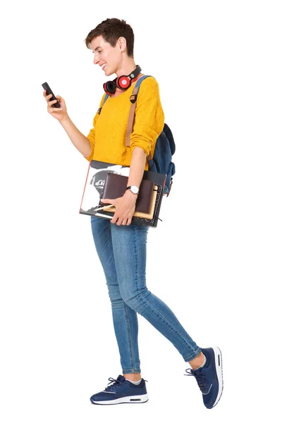 バッグ 本や携帯を見て歩く幸せな若い女の完全な長さの側肖像画 — ストック写真