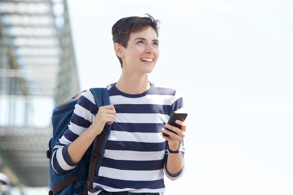 Портрет Счастливой Молодой Женщины Мобильным Телефоном Сумкой Городе — стоковое фото