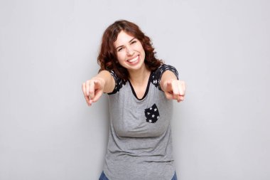Parmakları işaret neşeli genç kadın portresi