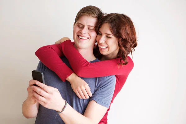 Retrato Namorado Feliz Namorada Olhando Para Telefone Móvel — Fotografia de Stock