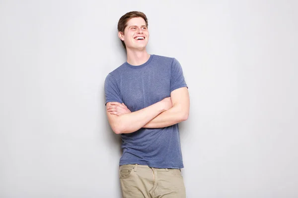 Retrato Joven Feliz Pie Junto Pared Con Los Brazos Cruzados —  Fotos de Stock