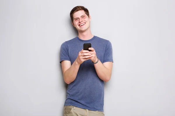 Retrato Joven Feliz Pie Junto Pared Con Teléfono Móvil — Foto de Stock