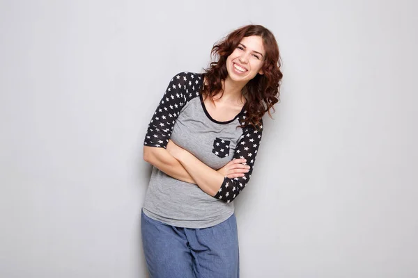 Retrato Una Joven Sonriente Pie Junto Una Pared Gris Con — Foto de Stock