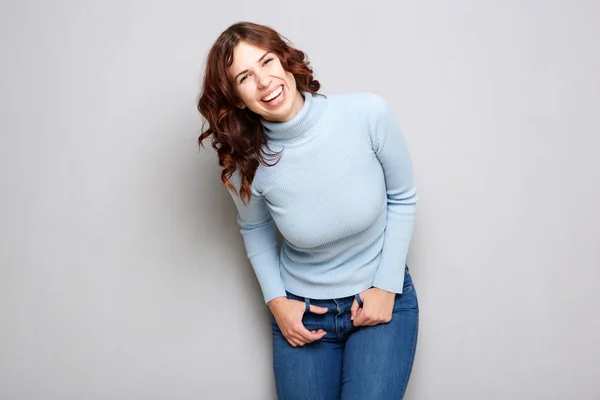 Retrato Mujer Joven Riendo Sobre Fondo Gris — Foto de Stock