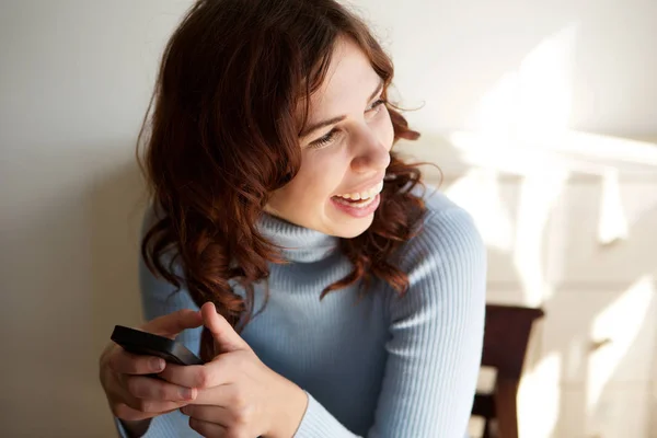 Retrato Cerca Una Joven Sonriente Sosteniendo Teléfono Móvil Mirando Hacia — Foto de Stock