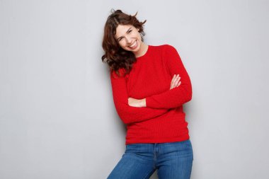 Gri duvar tarafından geçti silah ile neşeli genç kadın portresi