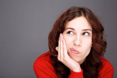 Düşünme ve çene üzerinde el ile karşılaşmasına genç kadın portresi