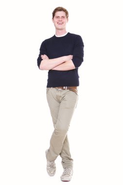 Mutlu genç adam silah ile izole beyaz arka plan üzerinde ayakta portresi tam vücut geçti