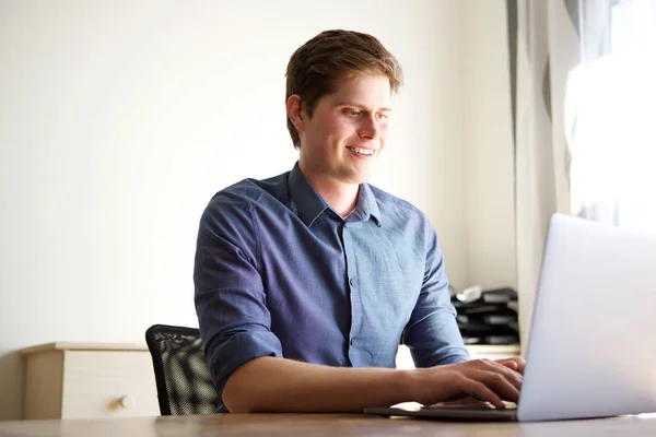 Portret Van Gelukkige Jonge Man Aan Tafel Zitten Met Laptop — Stockfoto