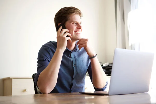 Ofis Masası Oturma Cep Telefonu Üzerinde Konuşurken Genç Adam Portresi — Stok fotoğraf