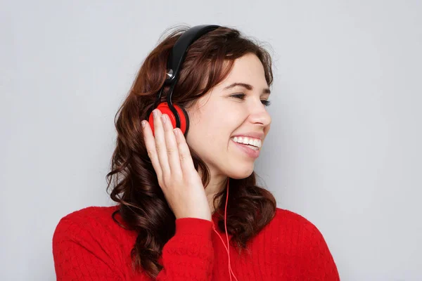 Retrato Cerca Una Joven Feliz Escuchando Música Con Auriculares — Foto de Stock