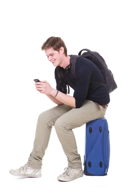 Retrato Corpo Inteiro Jovem Feliz Sentado Mala Olhando Para Telefone — Fotografia de Stock