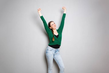 Kollarını kaldırdı neşeli genç kadın portresi