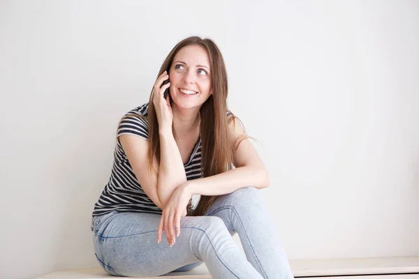 Porträt Einer Lächelnden Jungen Frau Die Vor Einer Weißen Wand — Stockfoto