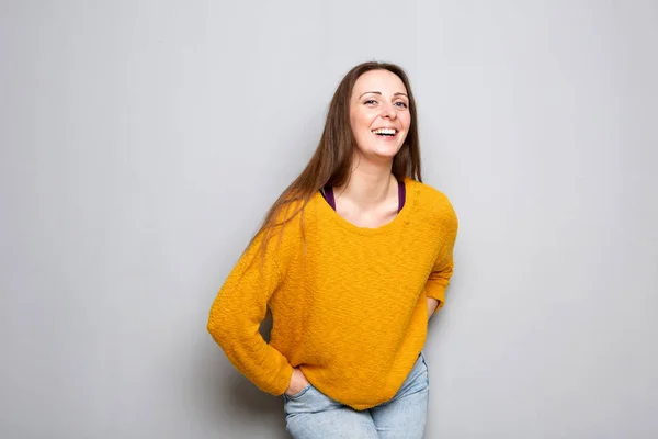 Porträtt Glad Ung Kvinna Som Skrattar Grå Vägg — Stockfoto
