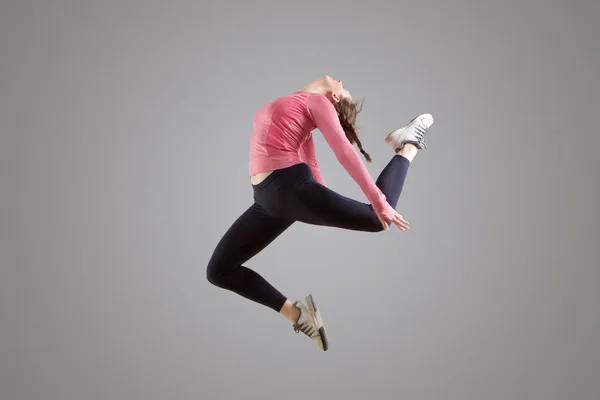 Retrato Bailarina Moderna Saltando Aire Por Pared Gris — Foto de Stock