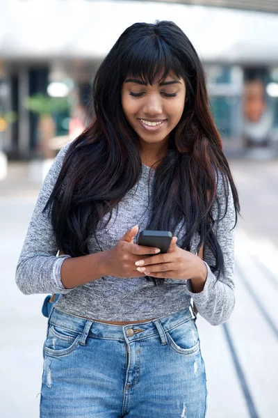 Porträtt Vacker Ung Indisk Kvinna Promenader Med Mobiltelefon Utomhus Staden — Stockfoto