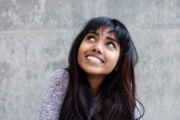 Närbild Porträtt Ung Indisk Kvinna Ler Och Tittar Upp — Stockfoto