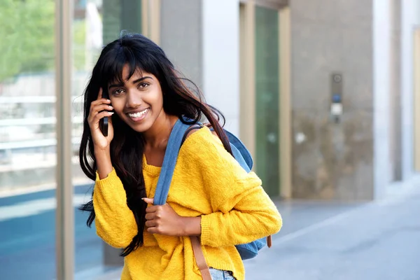 Porträtt Leende Ung Indisk Kvinna Och Prata Med Mobiltelefon — Stockfoto