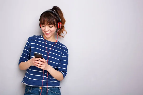 Retrato Una Joven Feliz Escuchando Música Con Auriculares Teléfono Móvil — Foto de Stock