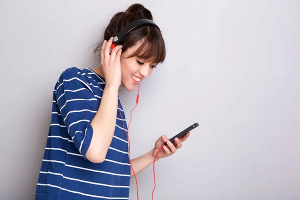 Retrato Lateral Una Joven Escuchando Música Con Auriculares Teléfono Móvil — Foto de Stock