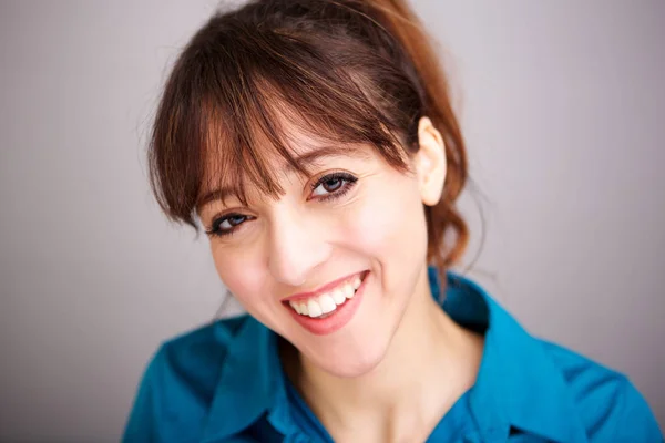 Close Retrato Feliz Jovem Mulher Sorrindo Contra Fundo Cinza — Fotografia de Stock