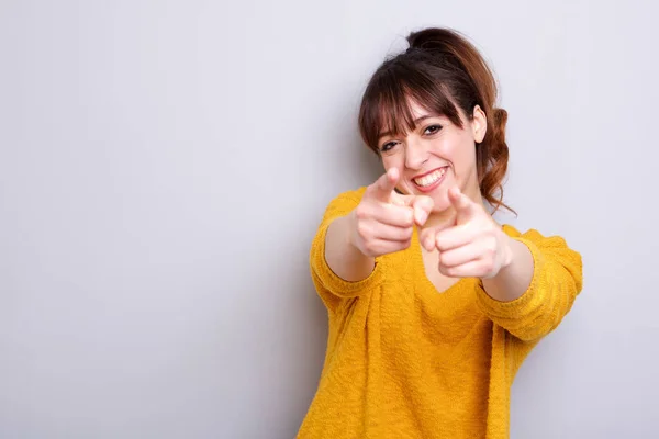 Retrato Una Joven Alegre Señalándote Con Dedo — Foto de Stock